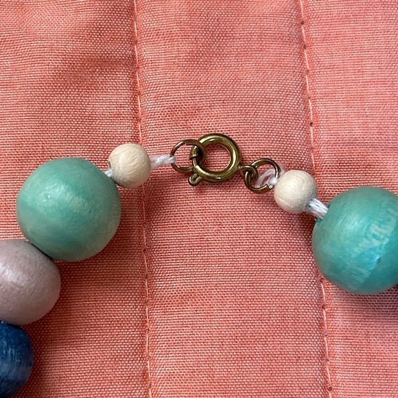 Vintage Unique Wooden Beaded Necklace With A Hand Carved & Painted Bird - Picture 13 of 14